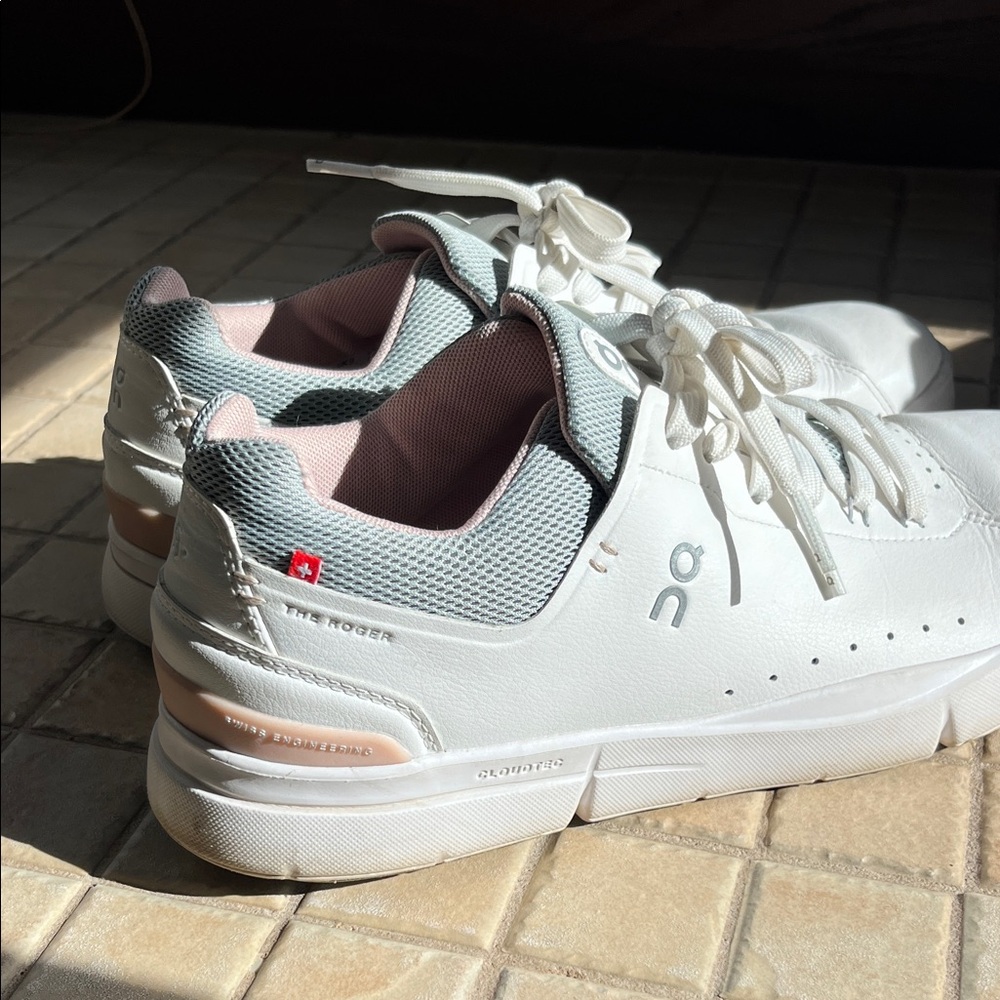 On Running White and Gray Sneakers Roger - Picture 6 of 7